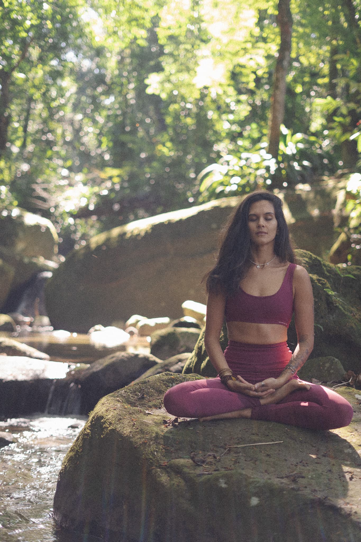 Luiza praticando yoga